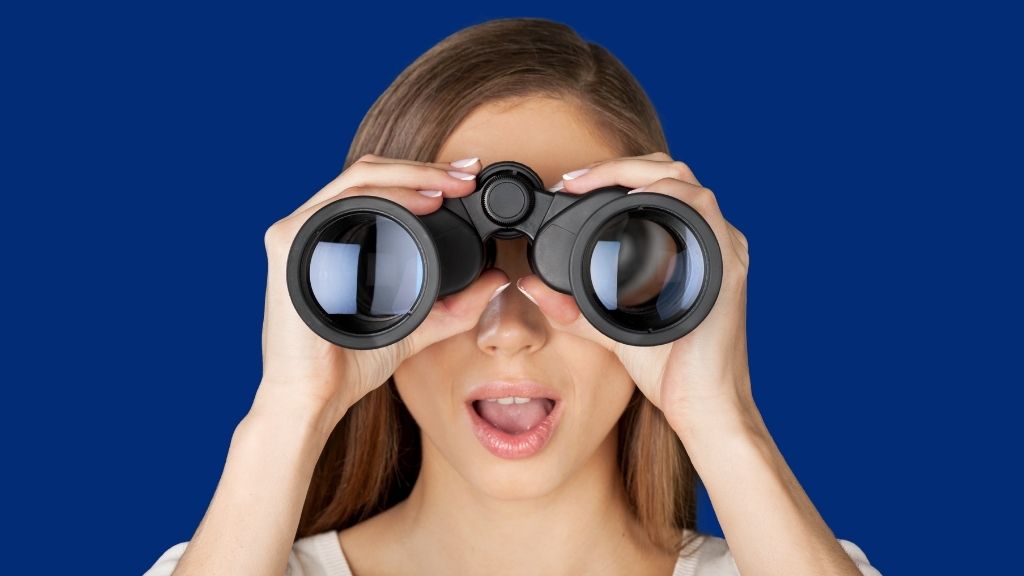 Foto de mujer mirando por unos binoculares. 