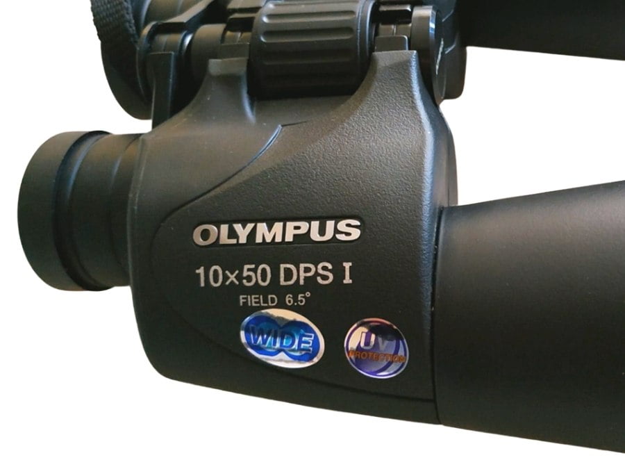 Foto de binoculares con foco en donde se ve el número 10x50 de estos Olympus.