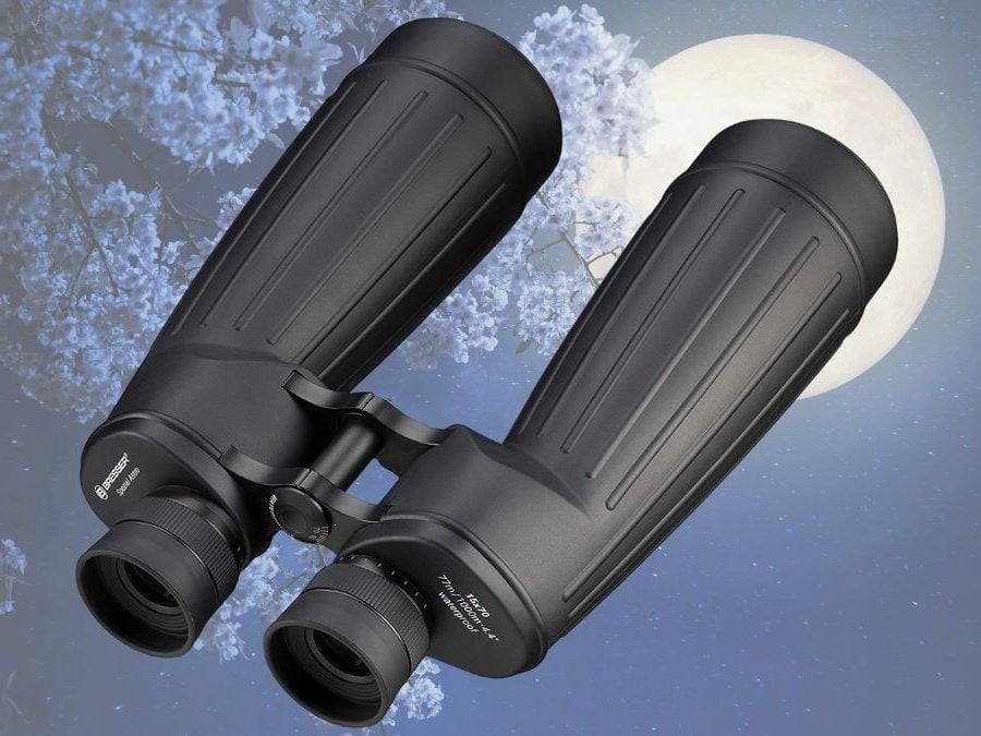 Imagen prismáticos astronómicos Bresser Astro SF 15x70 con fondo del cielo nocturno y la Luna