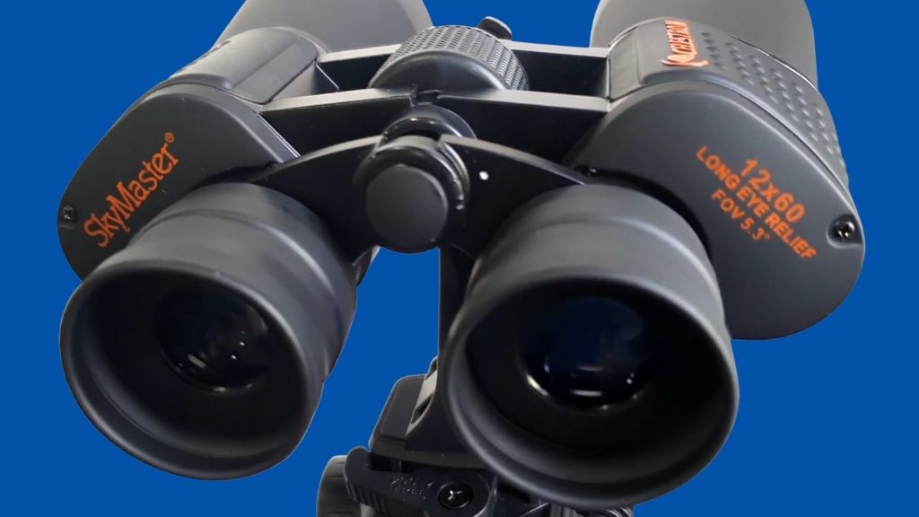 Foto de los prismáticos para astronomía y uso general Celestron Skymaster 12x60.