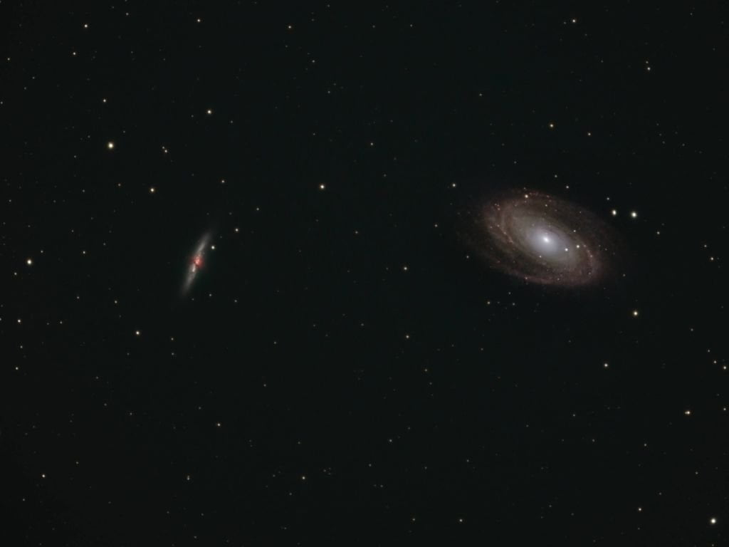 foto con imagen astronómica de galaxias que se pueden ver con prismáticos 15x70 o superiores.