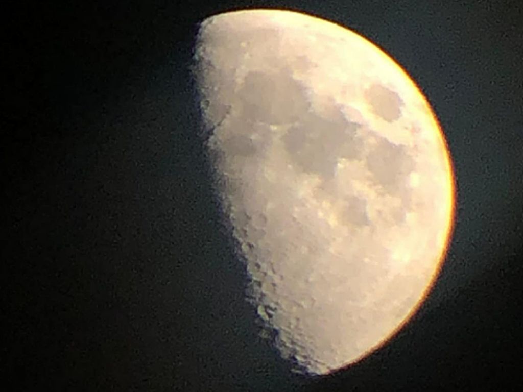 Foto astronómica de la Luna hecha con unos binoculares 15x70