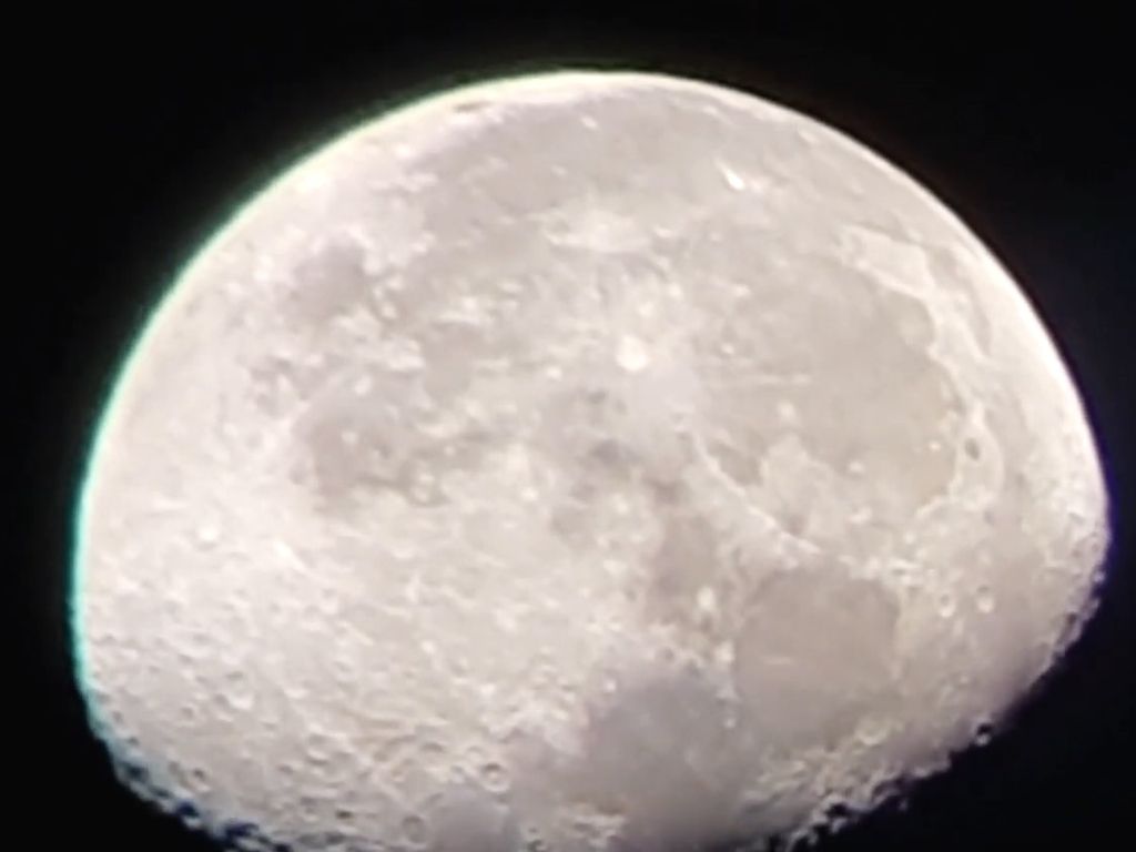 Foto real de la Luna tomada a través de unos prismáticos astronómicos Celestron Skymaster 15x70.