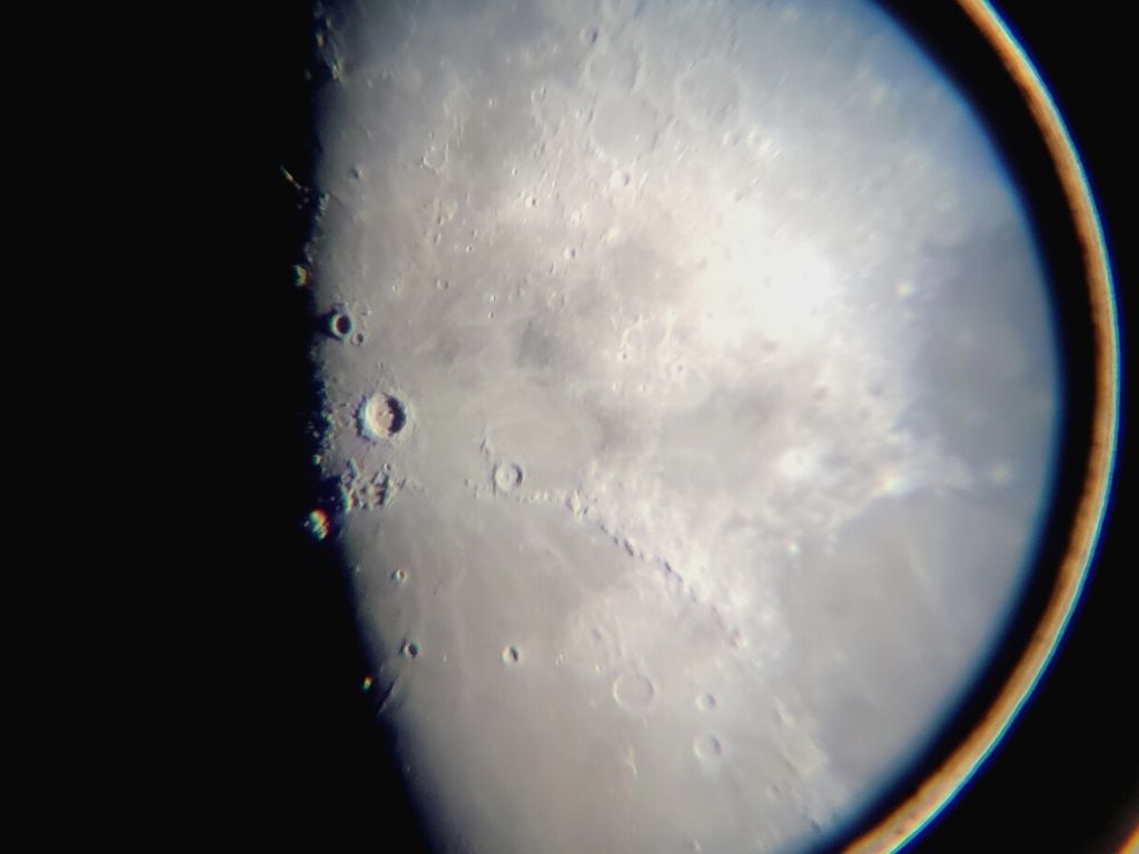 Foto de la Luna. Ejemplo de cómo podrás verla con unos prismáticos astronómicos.