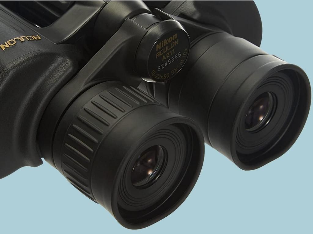 Foto con el Detalle lentes oculares de los Nikon Aculon a211 10-22x50