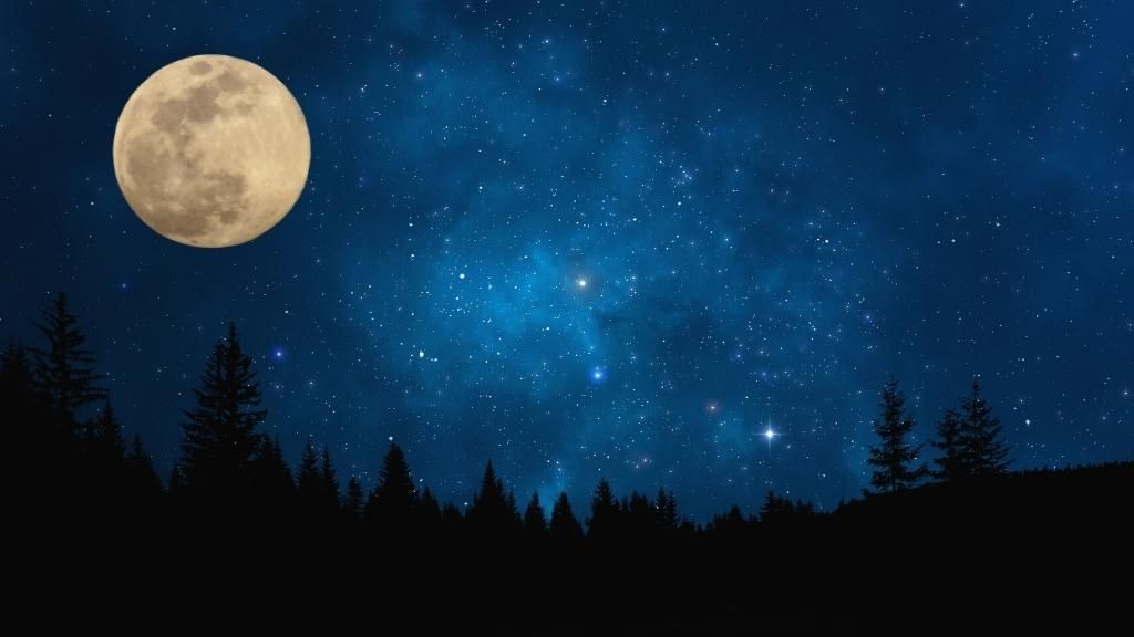 Fotomontaje de la Luna llena con un fondo de cielo estrellado.