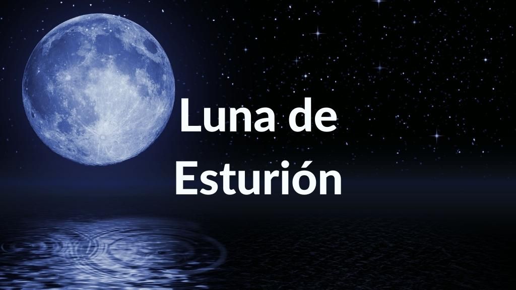 Foto de la Luna llena en la oscuridad de la noche sobre el mar y con un fondo estrellado. Tiene sobreimpreso el texto: Luna de Esturión.