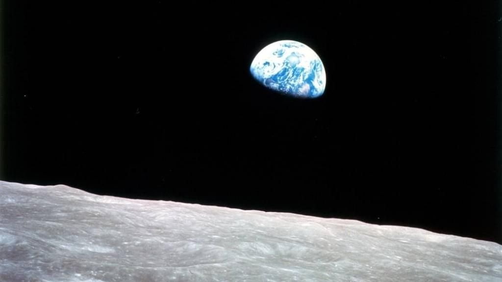 Foto conocida como “Earthrise”, salida de la Tierra, y que fue la primera imagen de nuestro planeta tomada desde la Luna.
