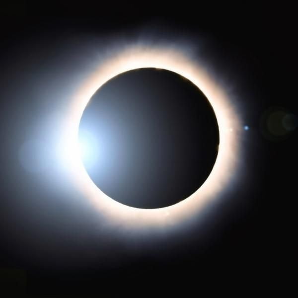 Foto de un instante de un eclipse anular de Sol.