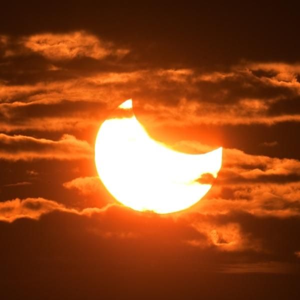 Foto de un instante de un eclipse parcial de Sol.
