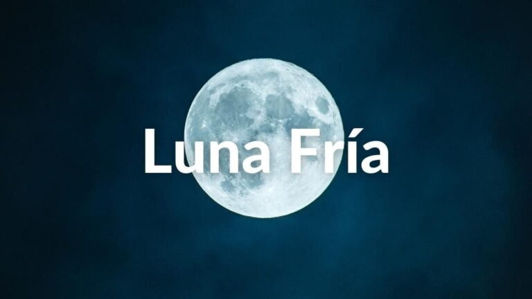 Foto de la Luna llena al fondo azulada, con el cielo de fondo y texto sobre impreso: Luna Fría.