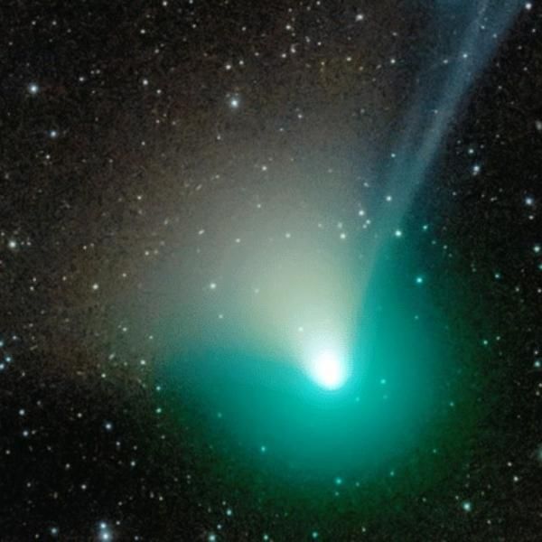 Foto del cometa C/2022 E3 (ZTF) donde observa su luz de tonos verdes.
