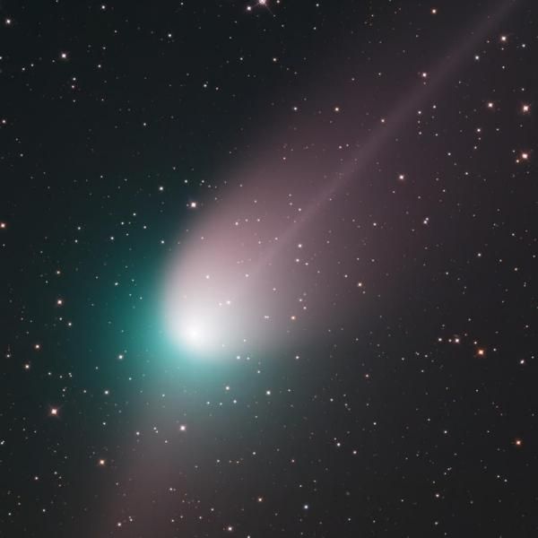 Foto del cometa C/2022 E3 (ZTF) donde se aprecia su color verde y cola blanca.