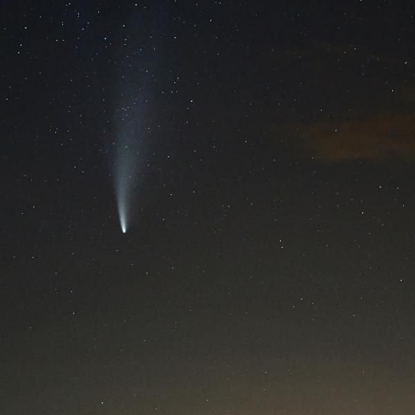 Foto de un cometa en el cielo nocturno.