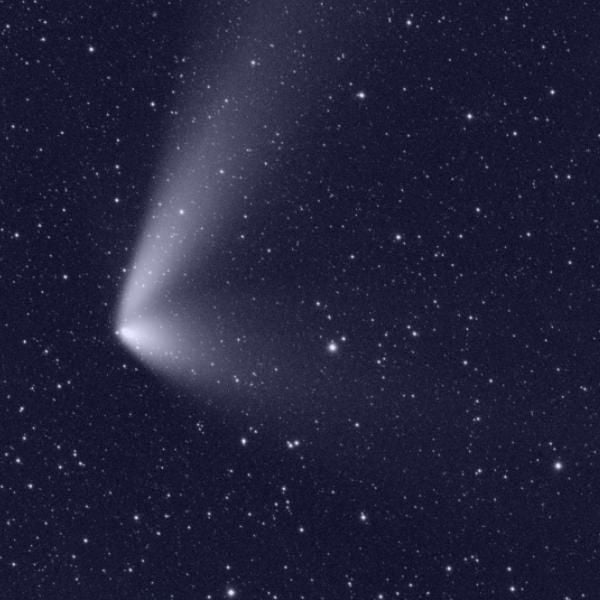 Foto impresionante de un cometa iluminando el cielo nocturno y sus espectaculares colas.