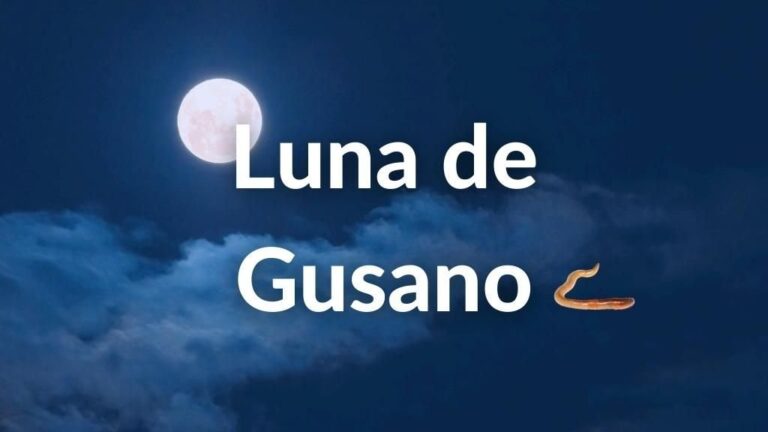 Imagen compuesta por el cielo con algunas nubes y la Luna llena con el texto Luna de Gusano sobreimpresa y, junto a la letra o, un pequeño gusanito.
