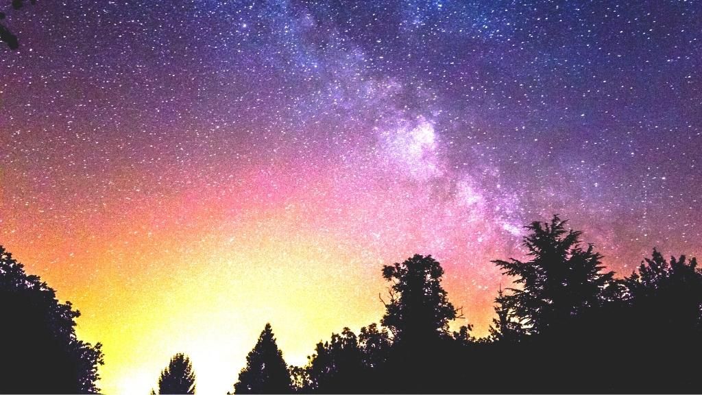 Foto del cielo nocturno al atardecer de una noche de verano en referencia a los eventos astronómicos del verano.