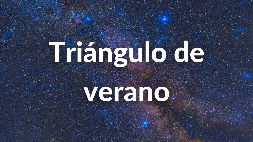 Foto editada del conocido Triángulo de Verano con las estrellas Deneb, Vega y Altair. Lleva sobre impreso el texto: Triángulo de Verano.